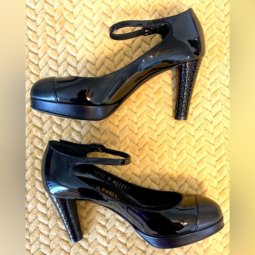 CHANEL Black Patent Mary Jane Pump with Scalloped Heel - Picture 4 of 16